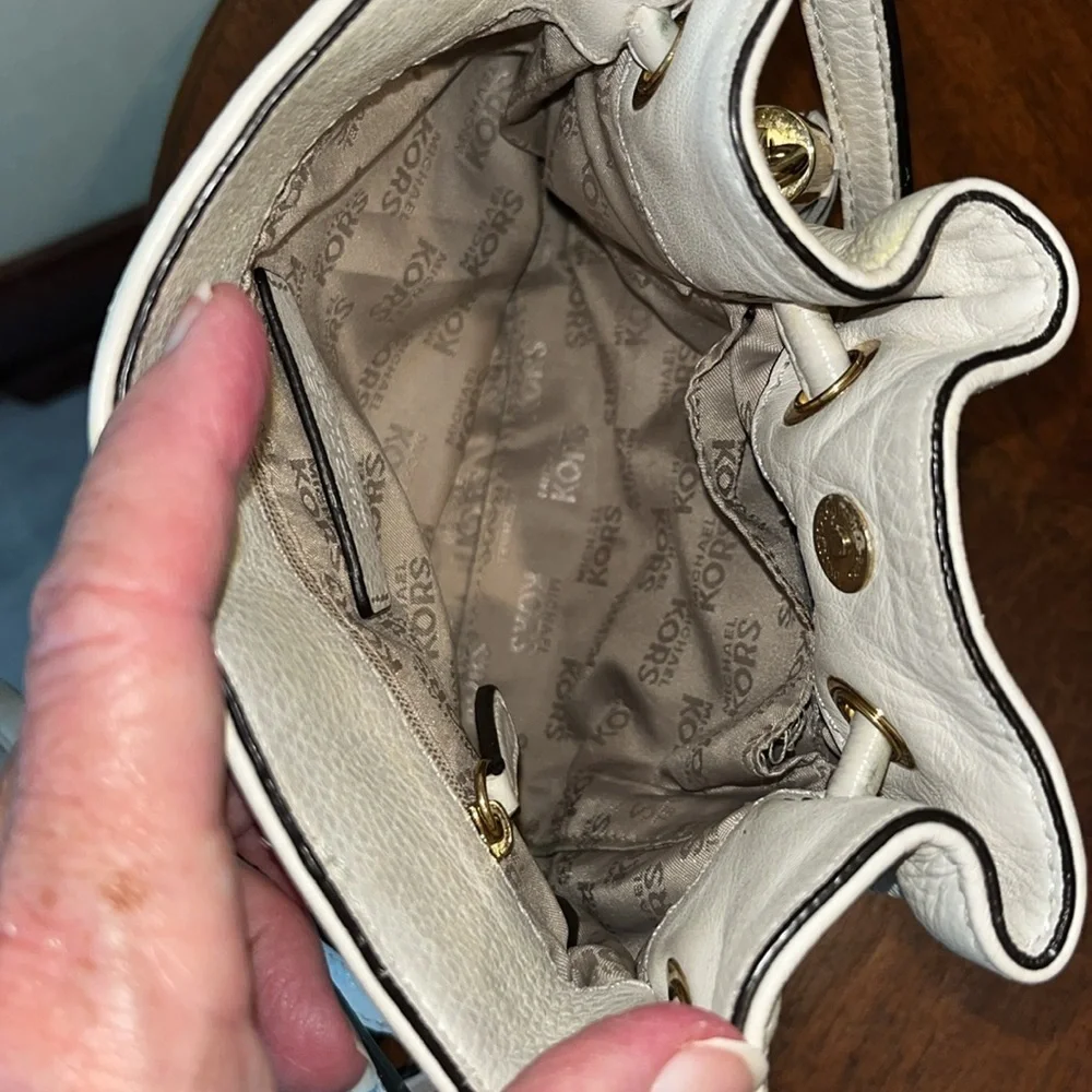 Michael Kors  Crossbody mini bag /Tassel  EUC  🎉HP🎉  pebbled leather  cream/gold
